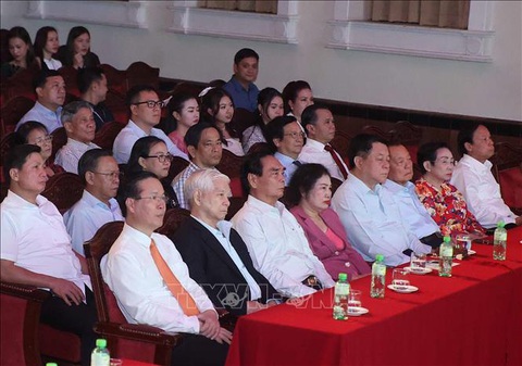 Chủ tịch nước và Cùng dự có các đồng chí nguyên lãnh đạo Đảng, Nhà nước; lãnh đạo các Bộ, ban ngành Trung ương, Thành phố Hồ Chí Minh và các địa phương. Chủ tịch nước và các nguyên lãnh đạo Đảng, Nhà nước; lãnh đạo các bộ, ban ngành Trung ương, TP.HCM và các địa phương - Ảnh: TTXVN