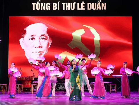 Một tiết mục trong Chương trình nghệ thuật đặc biệt tưởng nhớ Tổng Bí thư Lê Duẩn Một tiết mục trong Chương trình nghệ thuật đặc biệt tưởng nhớ Tổng Bí thư Lê Duẩn