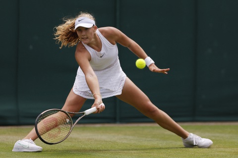 Tay vợt 16 tuổi Mirra Andreeva tiếp tục làm nên bất ngờ ở Wimbledon - Ảnh 1. Tay vợt 16 tuổi Mirra Andreeva tiếp tục thể hiện phong độ ấn tượng ở Wimbledon năm nay - Ảnh: REUTERS