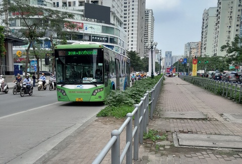 ‘Xe buýt Việt Nam không được như Hàn Quốc, tôi e khó cấm xe máy’ - Ảnh 1. Trao đổi với Tuổi Trẻ Online hồi tháng 6, tiến sĩ Nguyễn Xuân Thủy - nguyên giám đốc Nhà xuất bản Giao Thông Vận Tải - cho biết giao thông công cộng Hà Nội mới chỉ phục vụ khoảng 10% nhu cầu hiện tại - Ảnh minh họa: THANH LINH