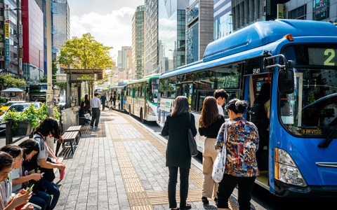 ‘Xe buýt Việt Nam không được như Hàn Quốc, tôi e khó cấm xe máy’ - Ảnh 2. Theo trang du lịch Lonely Planet, Seoul thường được xếp hạng là một trong những nơi có hệ thống giao thông công cộng tốt nhất trên thế giới, với các chuyến tàu và xe buýt sạch sẽ, đúng giờ và biển báo bằng các ngôn ngữ phổ biến - Ảnh: Lonely Planet