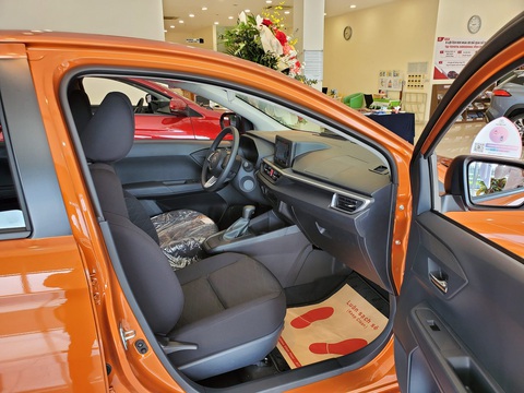 Tin tức giá xe: Toyota Wigo 2023 chạy ngay theo 'trend' giảm giá, nay rẻ nhất phân khúc - Ảnh 4. Toyota Wigo 2023 trang bị đèn pha LED nhưng không còn đèn sương mù. Ghế lái chỉnh cơ 4 hướng trên bản E và 6 hướng trên bản G. Ghế bọc nỉ giống đời cũ. Màn hình giải trí 7 inch có kết nối Apple CarPlay/Android Auto không dây duy nhất phân khúc - Ảnh: Đại lý Toyota/Facebook