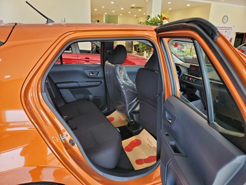 Tin tức giá xe: Toyota Wigo 2023 chạy ngay theo 'trend' giảm giá, nay rẻ nhất phân khúc - Ảnh 5. Tựa đầu liền ghế từng là điểm trừ ở đời trước. Nhưng ở thế hệ này, Wigo đã đổi sang loại ghế có tựa đầu tách rời, chỉnh được độ cao, dáng ghế cũng thể thao hơn - Ảnh: Đại lý Toyota/Facebook