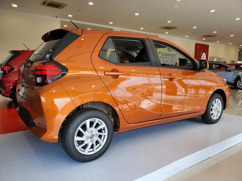 Tin tức giá xe: Toyota Wigo 2023 chạy ngay theo 'trend' giảm giá, nay rẻ nhất phân khúc - Ảnh 3. Toyota Wigo 2023 có kích thước dài x rộng x cao lần lượt 3.760 x 1.655 x 1.515mm, chiều dài cơ sở 2.525mm. Dù chiều dài cơ sở hơn đời cũ, nhưng bán kính quay vòng giảm, ở mức 4,5m, trong khi đời cũ là 4,7m. Thông số này cho thấy bản mới linh hoạt hơn trong những tình huống quay đầu - Ảnh: Đại lý Toyota/Facebook
