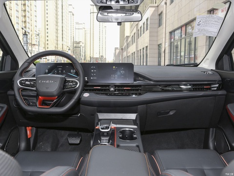 Xe Trung Quốc Omoda và Jaecoo về Việt Nam trong tháng 8, đủ hạng để đấu Civic, CR-V - Ảnh 10. Bên trong cabin, Omoda S5 GT vẫn được trang bị hai màn hình điện tử như mẫu S5, được tinh chỉnh về cách bố trí khi được nối liền vào nhau giống nhiều mẫu xe như Mercedes-Benz, BMW hay Kia hiện nay. Ngoài ra, các điểm nhấn màu cam được bố trí xung quanh nội thất - Ảnh: Chery