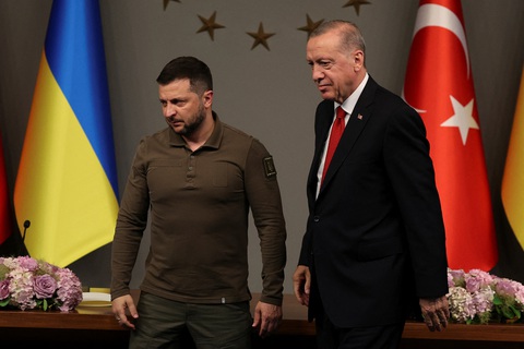 Tổng thống Thổ Nhĩ Kỳ Tayyip Erdogan gặp người đồng cấp Ukraine Volodymyr Zelensky tại Istanbul ngày 8-7 - Ảnh: REUTERS Tổng thống Thổ Nhĩ Kỳ Tayyip Erdogan (phải) gặp người đồng cấp Ukraine Volodymyr Zelensky tại Istanbul ngày 8-7 - Ảnh: REUTERS