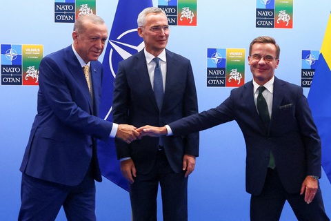 Vì sao Thổ Nhĩ Kỳ, nước 'thân Nga' nhất nhì NATO, ủng hộ Ukraine? - Ảnh 2. Tổng thống Thổ Nhĩ Kỳ (bìa trái) bắt tay với Thủ tướng Thụy Điển Ulf Kristersson (bìa phải), với sự chứng kiến của Tổng thư ký NATO Jens Stoltenberg trước thềm thượng đỉnh NATO ở Vilnius, Lithuania ngày 10-7 - Ảnh: REUTERS