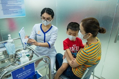 Tiêm chủng - Kỉ niệm khó quên - Ảnh 1. Trẻ sơ sinh, phụ nữ mang thai, học sinh tiểu học… nên tiêm phòng ngừa các dịch bệnh
