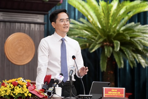 Giám đốc Sở GTVT TP.HCM: Cầu Cần Giờ khoảng 10 ngàn tỉ, dự kiến khởi công đầu 2025 - Ảnh 1. Ông Trần Quang Lâm, giám đốc Sở Giao thông vận tải TP.HCM, trả lời chất vấn tại phiên họp sáng 11-7 - Ảnh: HỮU HẠNH
