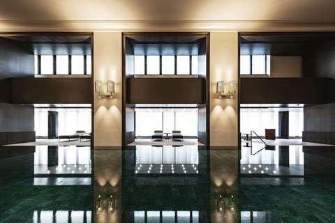 Giới siêu giàu đang 'chộp' lấy những căn hộ siêu sang ở Tokyo - Ảnh 6. Hồ bơi trong nhà tại tòa nhà Toranomon - Ảnh: MORI BUILDING