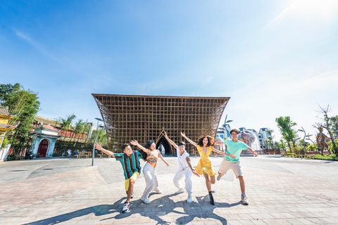 “Sống ảo" từ ngày sang đêm tại Grand World với 1 triệu đồng - Ảnh 1. Muôn kiểu check-in tại Grand World - Ảnh: Đ.H.