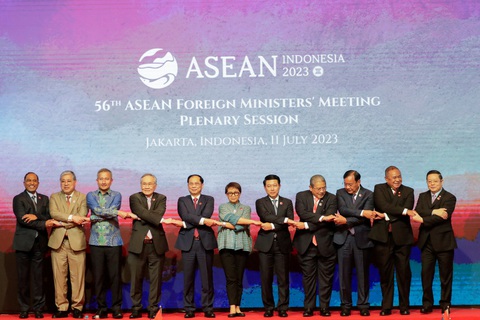 ASEAN kêu gọi đoàn kết nội bộ, khu vực không vũ khí hạt nhân - Ảnh 1. Các ngoại trưởng ASEAN bắt tay theo phong cách đặc trưng của khối ngày 11-7 - Ảnh: REUTERS