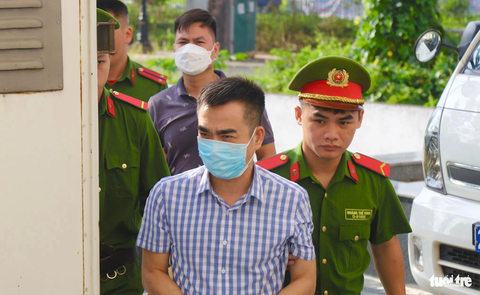 Hôm nay 11-7, xét xử cựu thứ trưởng Tô Anh Dũng cùng 53 người vụ 'chuyến bay giải cứu' - Ảnh 2. Một bị cáo bị dẫn giải đến tòa sáng nay, 11-7 - Ảnh: DANH TRỌNG