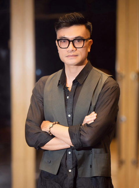 Vũ Việt Hà biến tấu họa tiết thủy ba trên vải dệt từ sợi gai - Ảnh 5. Nhà thiết kế Vũ Việt Hà quê Hà Nội. Anh tốt nghiệp Trường cao đẳng Nghệ thuật Hà Nội và Trường đại học Mỹ thuật công nghiệp. Anh từng thực hiện các bộ sưu tập: Ngày trở về, Chuyện tình cao nguyên đá, Mộng xưa, Thiên di, Về quê...