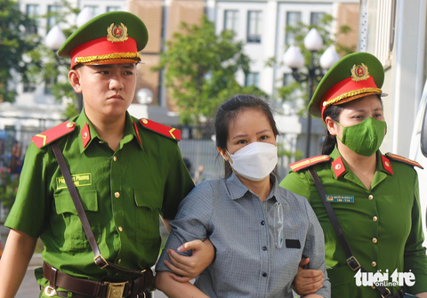 Vì sao các doanh nghiệp phải hối lộ quan chức vụ chuyến bay giải cứu? - Ảnh 3. Cựu cục trưởng Nguyễn Thị Hương Lan được dẫn giải vào phiên tòa xử vụ chuyến bay giải cứu - Ảnh: DANH TRỌNG