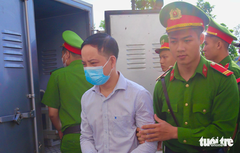 Vì sao các doanh nghiệp phải hối lộ quan chức vụ chuyến bay giải cứu? - Ảnh 4. Ông Phạm Trung Kiên - cựu thư ký của Thứ trưởng Bộ Y tế Đỗ Xuân Tuyên - được dẫn giải vào phiên tòa chuyến bay giải cứu - Ảnh: DANH TRỌNG