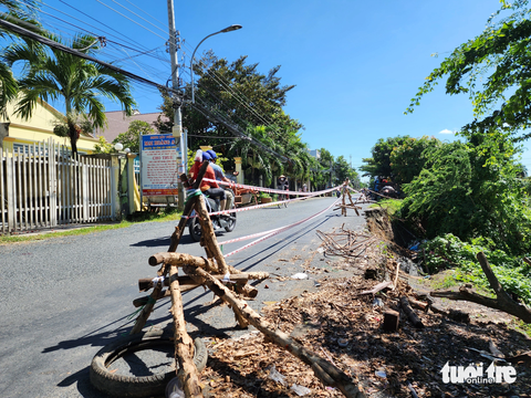 Bờ bắc kênh Mới tiếp tục sụp lún đe dọa giao thông An Phú - Ảnh 1. Đoạn bờ bắc kênh Mới, thị trấn An Phú, huyện An Phú, An Giang liên tục sụt lún - Ảnh: BỬU ĐẤU