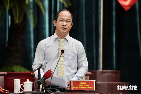 Chủ tịch UBND quận 1: Bố trí lại khu vực đường Nguyễn Huệ tạo không gian bán thực phẩm - Ảnh 1. Chủ tịch UBND quận 1 Lê Đức Thanh trả lời chất vấn tại kỳ họp - Ảnh: HỮU HẠNH