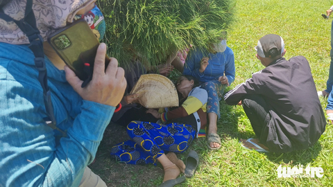 Người nhà nạn nhân khóc ngất khi đến hiện trường - Ảnh: LÂM THIÊN Người nhà nạn nhân khóc ngất khi đến hiện trường - Ảnh: LÂM THIÊN