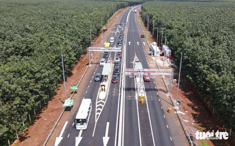 Chạy hơn 200km cao tốc không có trạm dừng, người dân bí bách, nguy hiểm trực chờ - Ảnh 1. Mỗi ngày, hơn 15.000 lượt xe qua lại trên cao tốc Phan Thiết - Dầu Giây. Còn những ngày cuối tuần trên 20.000 lượt - Ảnh: ĐỨC TRONG