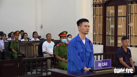 Dùng dao đâm nhiều nhát vào người hàng xóm, lãnh 9 năm tù - Ảnh 1. Nguyễn Trường Thọ tại phiên tòa xét xử - Ảnh: PHẠM HƠN