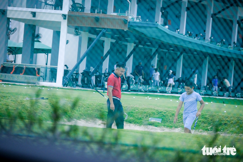 Vụ sân tập golf "mọc" trên đất quốc phòng: Chưa được cấp giấy phép kinh doanh hoạt động thể thao - Ảnh 1. Khách chơi golf tại sân tập Golf Maxx tại Trung tâm Thể dục thể thao quốc phòng 3, Quân khu V, chiều 11-7 - Ảnh: TẤN LỰC