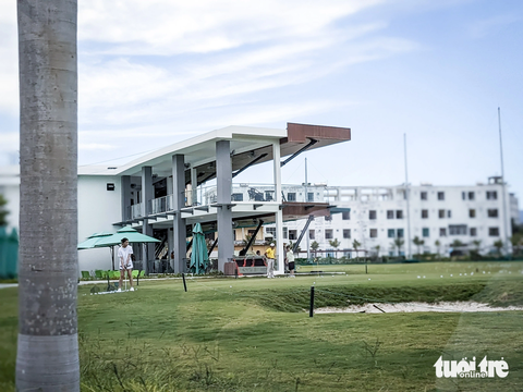 Vụ sân tập golf "mọc" trên đất quốc phòng: Chưa được cấp giấy phép kinh doanh hoạt động thể thao - Ảnh 2. Người chơi tại khu nhà phát bóng hai tầng ở sân tập Golf Maxx - Ảnh: TẤN LỰC