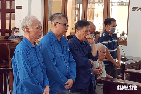 Lập khống hồ sơ chiếm đoạt hơn 33,7 tỉ đồng, lãnh đạo và nhân viên quỹ tín dụng hầu tòa - Ảnh 1. Các bị cáo tại phiên tòa - Ảnh: A LỘC