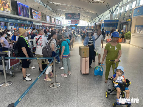 Sân bay Đà Nẵng đông kín người vì điều chỉnh lịch bay - Ảnh 2. Nhà ga đi quốc nội luôn xảy ra ùn ứ trong ngày 11-7 do thay đổi lịch bay - Ảnh: TRƯỜNG TRUNG