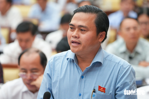 Nhà thi đấu Phan Đình Phùng 4 mặt tiền, vướng 10 năm, có phần Đại biểu Cao Thanh Bình - trưởng Ban văn hóa xã hội HĐND TP.HCM - Ảnh: HỮU HẠNH