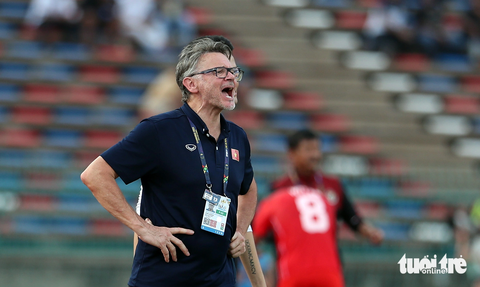 HLV Hoàng Anh Tuấn dẫn dắt U20 Việt Nam dự Asiad - Ảnh 2. HLV Philippe Troussier khi dẫn dắt U23 Việt Nam tại SEA Games 32 - Ảnh: N.K