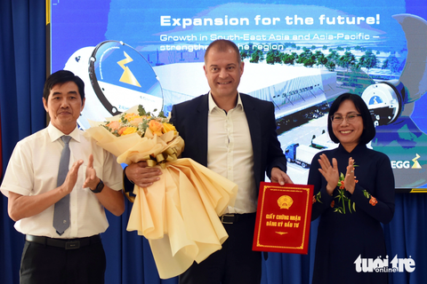 Đồng Nai trao chứng nhận đầu tư cho hai doanh nghiệp triệu đô - Ảnh 1. Lãnh đạo UBND tỉnh Đồng Nai và Ban quản lý các khu công nghiệp trao giấy chứng nhận đầu tư cho dự án nhà máy Ziehl-Abegg Việt Nam - Ảnh: A LỘC