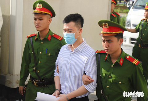 Đưa sinh viên, người lao động về nước cũng bị yêu cầu chung chi kiểu ‘đếm đầu người’ - Ảnh 1. Bị cáo Bùi Huy Hoàng được dẫn giải vào phiên xét xử vụ "chuyến bay giải cứu" - Ảnh: DANH TRỌNG