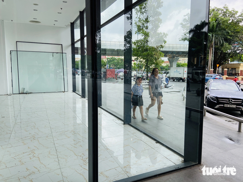 Nhiều mặt bằng sàn thương mại ở Hà Nội vắng bóng người thuê, vì sao? - Ảnh 1. Nhiều mặt bằng sàn thương mại trên đường Trường Chinh (quận Thanh Xuân) vắng bóng người thuê - Ảnh: Q.THẾ