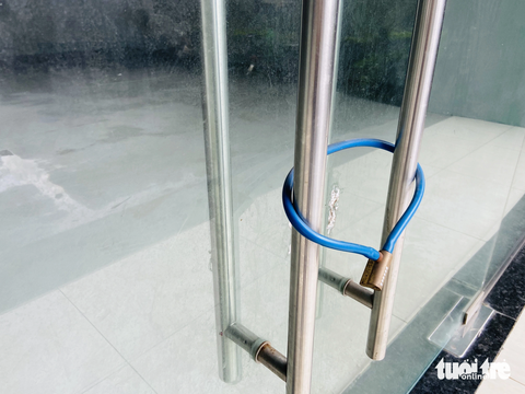 Nhiều mặt bằng sàn thương mại ở Hà Nội vắng bóng người thuê, vì sao? - Ảnh 3. Phía trước cửa một sàn thương mại trên đường Cầu Giấy (quận Cầu Giấy) - Ảnh: Q.THẾ