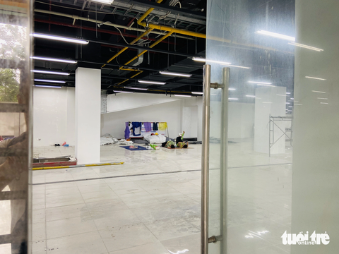 Nhiều mặt bằng sàn thương mại ở Hà Nội vắng bóng người thuê, vì sao? - Ảnh 5. Một sàn thương mại tranh thủ sửa sang lại mặt bằng - Ảnh: Q.THẾ