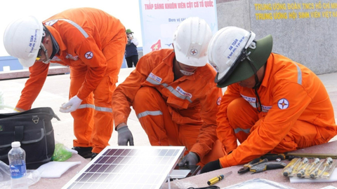 Ngày hè ý nghĩa nơi đảo xa - Ảnh 2. Thực hiện công trình lắp đặt đèn năng lượng mặt trời chiếu sáng cột cờ Tổ quốc trên đảo - Ảnh: THÀNH ĐOÀN