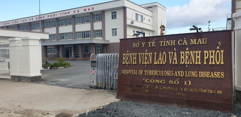 Bệnh viện tuyến tỉnh nợ lương nhân viên, giám đốc kêu cứu - Ảnh 1. Bệnh viện được đầu tư hàng trăm tỉ đồng nhưng số người vào khám bệnh bảo hiểm y tế hằng ngày chỉ đếm bằng chục - Ảnh: THANH HUYỀN