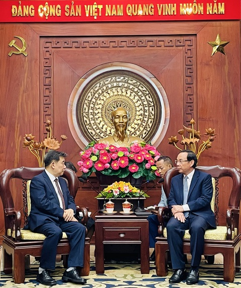 Bí thư Thành ủy TP.HCM Nguyễn Văn Nên (phải) gặp ông Shin Choong Il - tân tổng lãnh sự Hàn Quốc tại TP.HCM - sáng 11-7 - Ảnh: MINH KHÔI Bí thư Thành ủy TP.HCM Nguyễn Văn Nên (phải) gặp ông Shin Choong Il - tân tổng lãnh sự Hàn Quốc tại TP.HCM - sáng 11-7 - Ảnh: MINH KHÔI