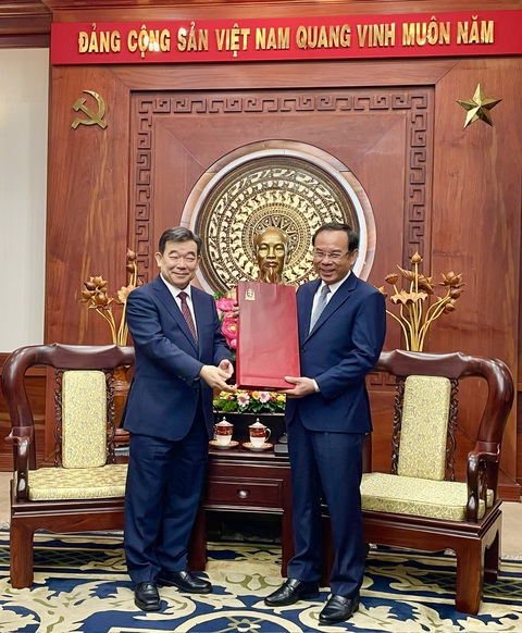 Tân Tổng lãnh sự Hàn Quốc Shin Choong Il tặng sâm cho Bí thư Thành ủy Nguyễn Văn Nên - Ảnh: MINH KHÔI Tân Tổng lãnh sự Hàn Quốc Shin Choong Il tặng sâm cho Bí thư Thành ủy Nguyễn Văn Nên - Ảnh: MINH KHÔI