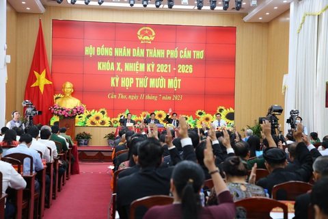 HĐND TP Cần Thơ không thông qua quy hoạch TP Cần Thơ - Ảnh 1. Các đại biểu HĐND TP Cần Thơ biểu quyết không thông qua quy hoạch TP Cần Thơ thời kỳ 2021-2030, tầm nhìn đến năm 2050 - Ảnh: NGUYỄN HUY