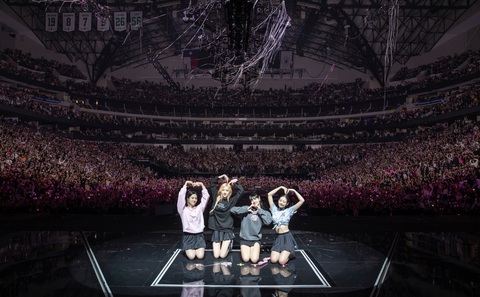 Tôi đi bán vé show BlackPink - Ảnh 2. Hóa ra không khó để sở hữu một tấm vé gặp thần tượng - Ảnh: YG Entertainment