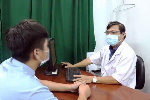 Người ở đô thị mắc căn bệnh như cố ca sĩ Coco Lee - Ảnh 1. Bệnh nhân gặp rắc rối về sức khỏe tâm thần thăm khám tại Bệnh viện Tâm thần TP.HCM - Ảnh: X.MAI