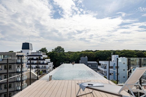 Giới siêu giàu chộp lấy những căn hộ siêu sang ở Tokyo - Ảnh 2. Căn penthouse có bể bơi vô cực tại The Kita - Ảnh: Westbank Corp