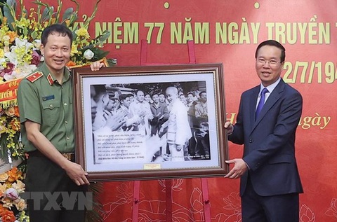Chủ tịch nước thăm và làm việc với Cục An ninh chính trị nội bộ, Bộ Công an - Ảnh 2. Chủ tịch nước Võ Văn Thưởng tặng bức ảnh Bác Hồ với cán bộ, chiến sĩ Công an nhân dân cho Cục An ninh chính trị nội bộ (Ảnh: Thống Nhất/TTXVN)