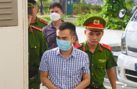 Hậu trường kế hoạch ‘chạy án’ hơn 2 triệu USD vụ chuyến bay giải cứu - Ảnh 2. Bị cáo Lê Hồng Sơn - tổng giám đốc Công ty Bầu Trời Xanh - được dẫn giải đến phiên tòa "chuyến bay giải cứu" - Ảnh: DANH TRỌNG