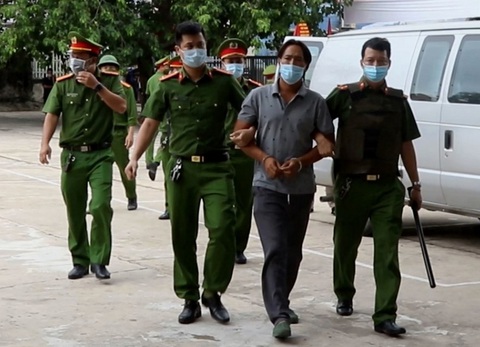 Cán bộ viện kiểm sát tỉnh Quảng Bình bị bắt vì nghi nhận hối lộ - Ảnh 1. Phan Sinh Thành - người tố cáo việc nhận hối lộ và môi giới hối lộ tại phiên tòa, sau đó kiểm sát viên liên quan đã bị bắt - Ảnh: QUANG VĂN