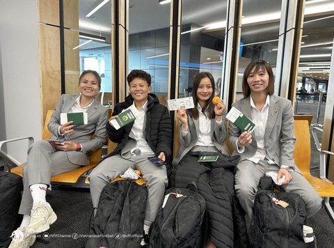 Tuyển nữ Việt Nam đến Auckland chờ đấu Tây Ban Nha trước World Cup - Ảnh 1. Đội tuyển nữ Việt Nam thoải mái tại sân bay Auckland, chuẩn bị cho World Cup nữ 2023 - Ảnh: VFF