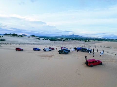 Dân chơi Jeep lăn lộn trên cung đường La Ngâu - Vĩnh Hy: Lên rừng xuống biển dễ như đi chợ - Ảnh 4. Đoàn xe Jeep dừng chân tại cồn cát ở Phan Thiết - Ảnh: Jeep Việt Nam