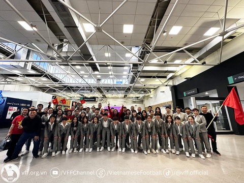 Tuyển nữ Việt Nam đến Auckland chờ đấu Tây Ban Nha trước World Cup - Ảnh 2. Đội tuyển nữ Việt Nam chụp hình lưu niệm với người hâm mộ tại sân bay Auckland - Ảnh: VFF